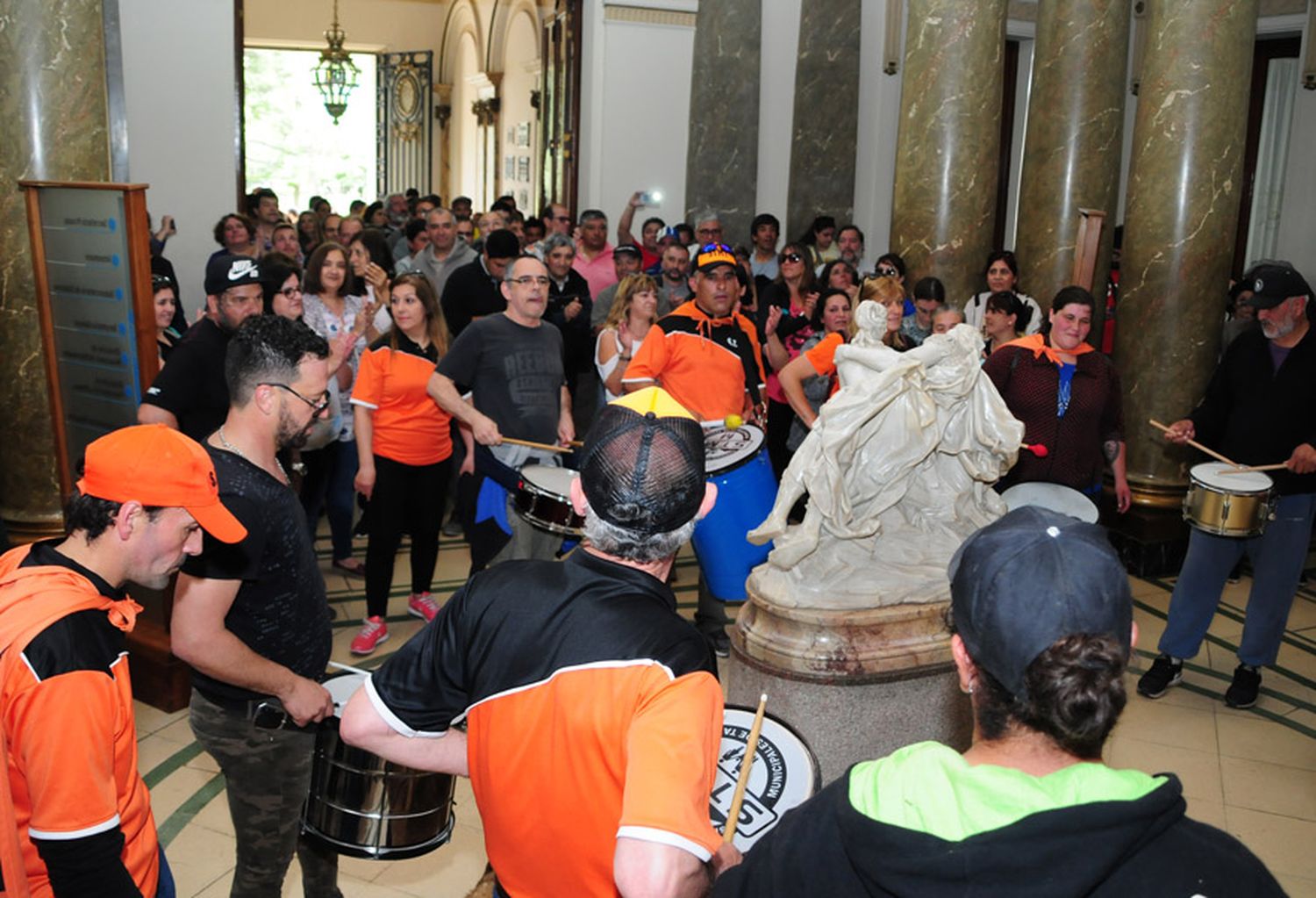 En la primera jornada de paro por 72 horas, los trabajadores marcharon e ingresaron al Municipio