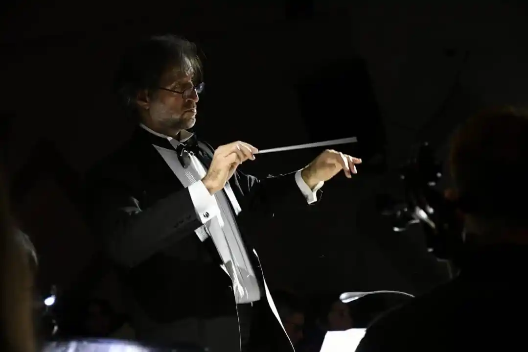 El director de orquesta tandilense Darío Domínguez Xodo (Foto: ByBattaglia).