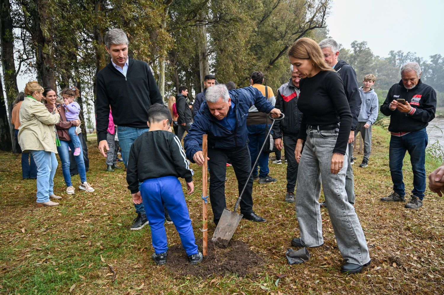 El intendente de Arroyito, Gustavo Benedetti, y la intendenta de El Tío, Silvia Bertotti, plantan árboles autóctonos en el marco del Biocorredor Xanaes-Plujunta.