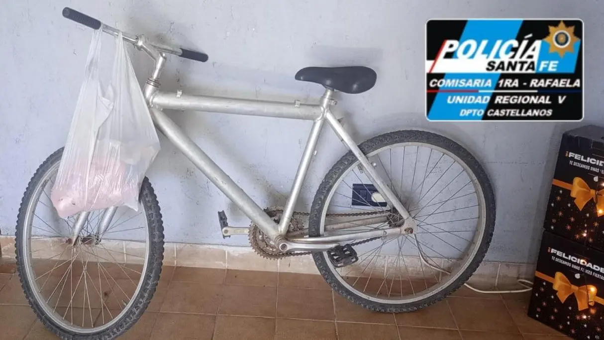 Un hombre intentó huir de la policía en su bici luego de atentar contra una propiedad, terminó detenido