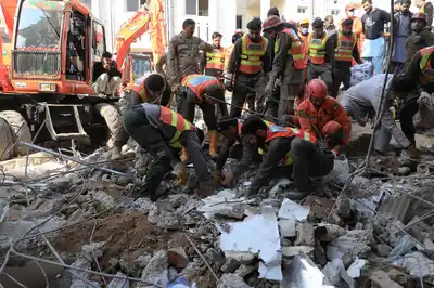 Al menos 12 muertos en un atentado suicida ante un tribunal en Pakistán