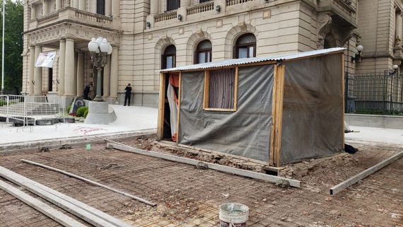 Polémica por el arreglo de la vereda de la Municipalidad