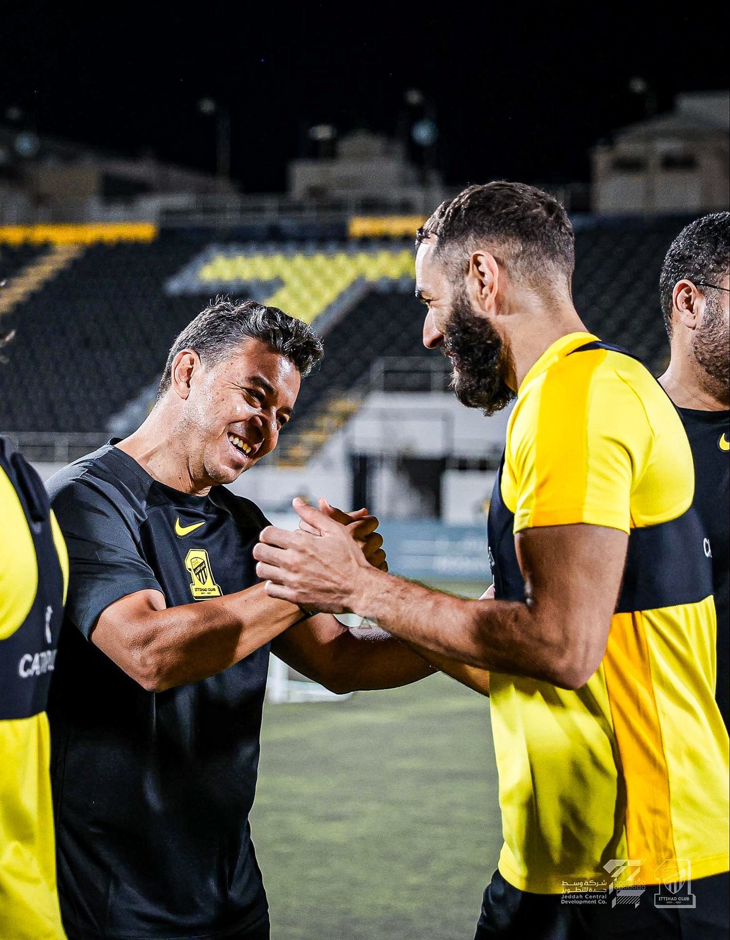 Gallardo y Benzemá, sonrientes en la llegada del DT a Arabia.