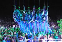Con un despliegue de acrobacias aéreas, miles de personas disfrutaron del Tandil Brilla 