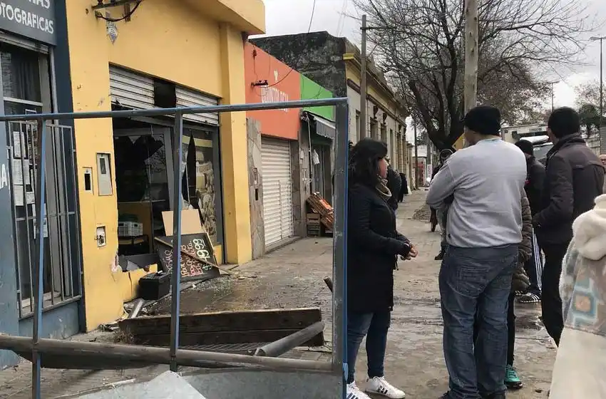 Perdió el control del camión y se incrustó en una fiambrería