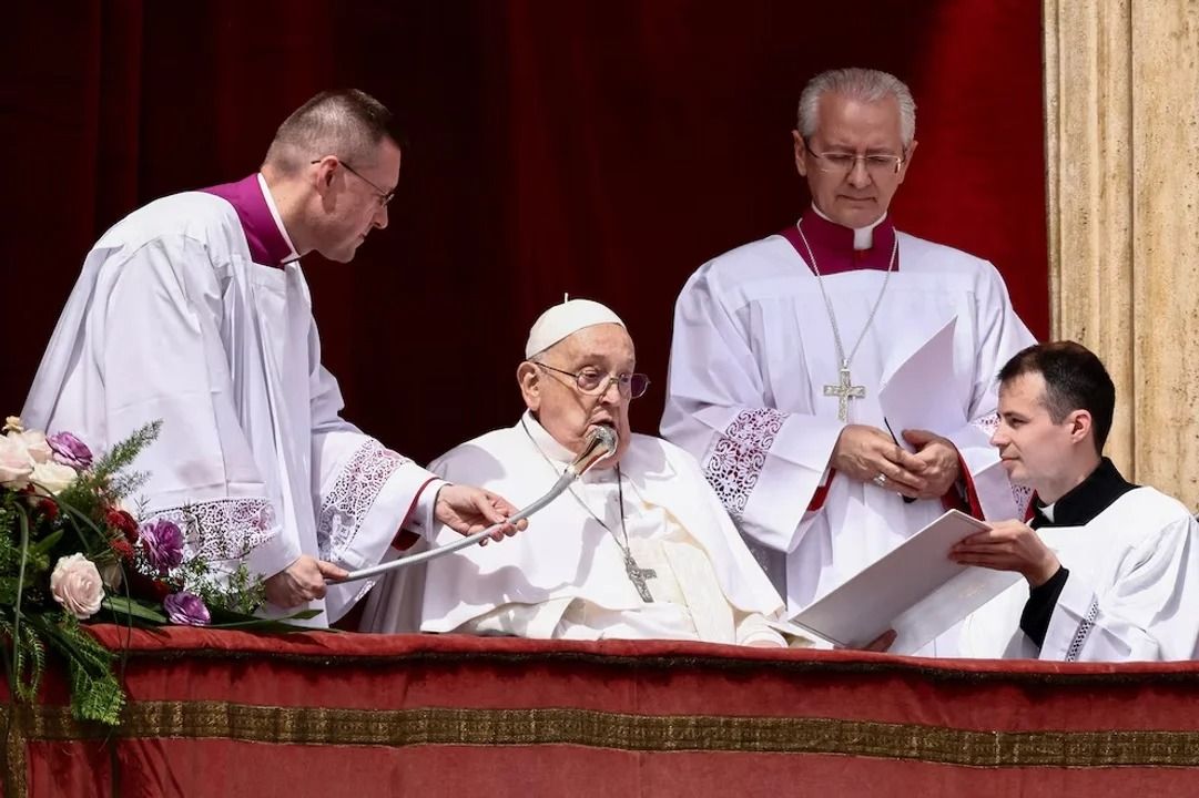 El papa Francisco se presentó este domingo en el balcón de la basílica de San Pedro. (Foto: Reuters)