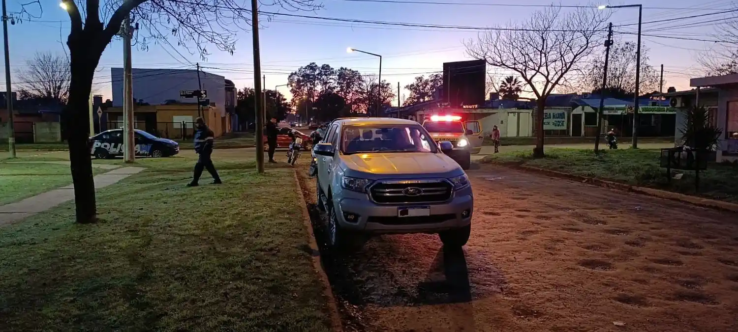 Bomberos y personal médico trabajando en el lugar del accidente.