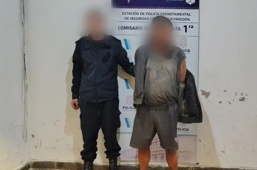 El individuo hizo caso omiso a las órdenes impartidas y adoptó una actitud hostil al momento de ser identificado.