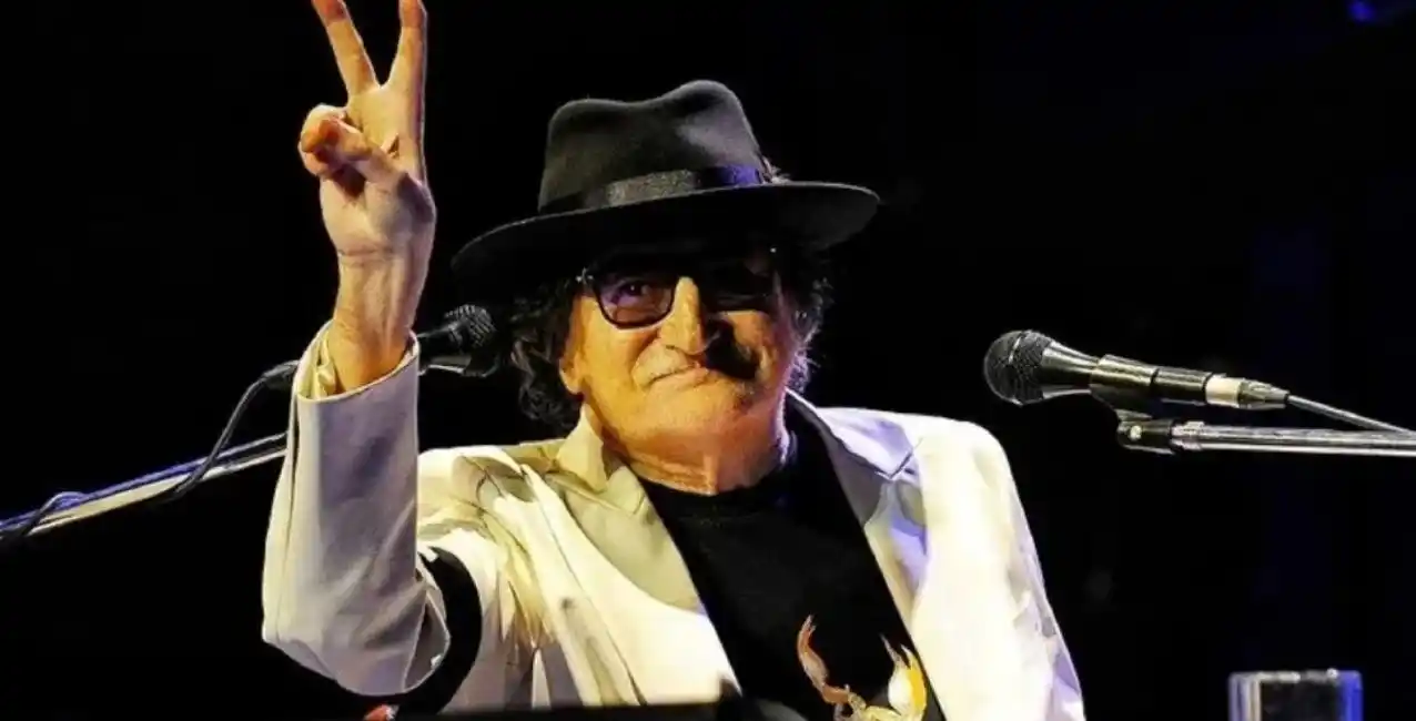 El músico permanece internado en una habitación común mientras avanza su recuperación.