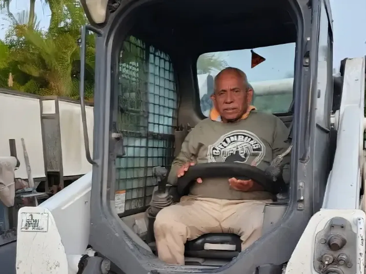 A los 76 años, a Aníbal Espinoza le salen trabajos puntuales. “Le hago de todo”, dice. Aquí aparece operando un montacarga. Cortesía.