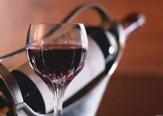 Dos jóvenes aseguran que pueden transformar agua en buen vino