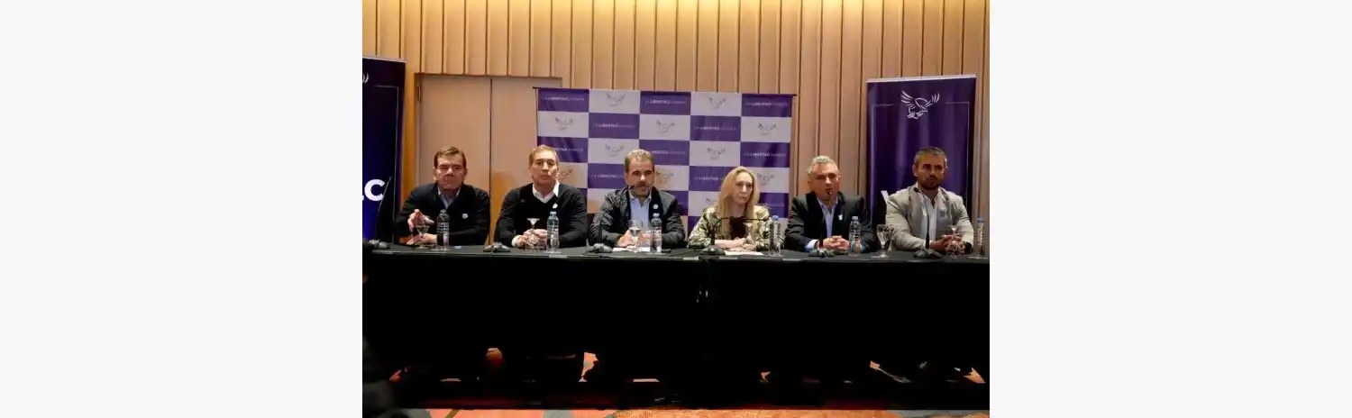 Montenegro estuvo en la mesa principal durante el acuerdo entre LLA y el PRO.