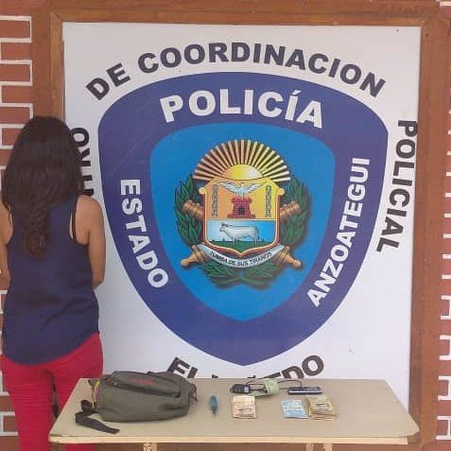 Mujer intenta introducir chuchillo y dinero a centro de reclusión