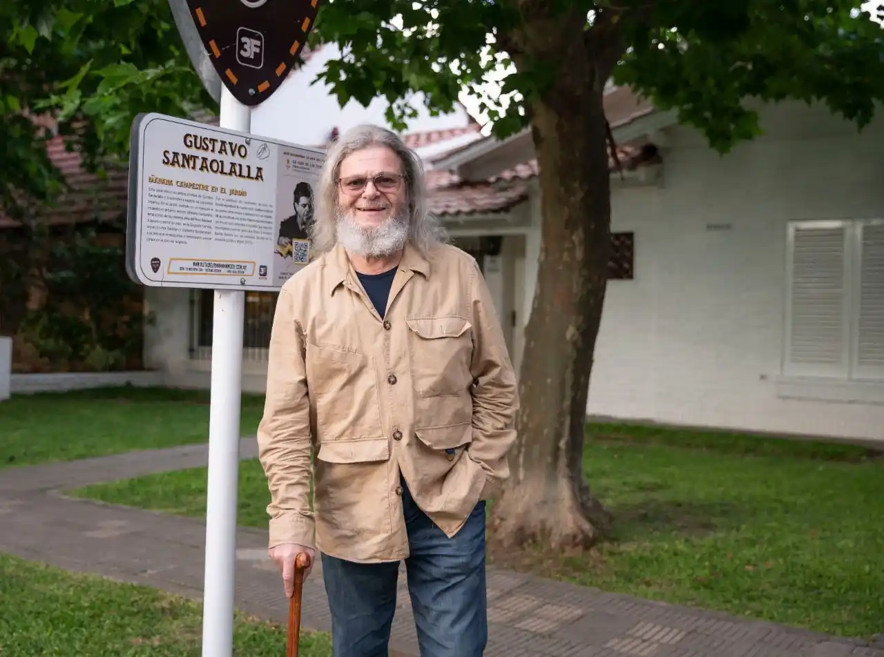 Santaolalla volvió a su barrio de Tres de Febrero y visitó una placa en su honor