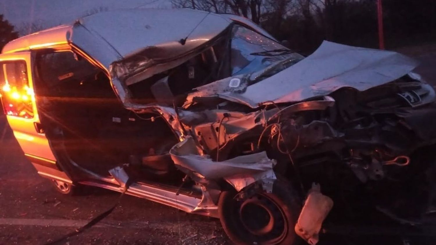 Accidente en la Ruta 6: una camioneta chocó por detrás a un camión en la zona de Franck