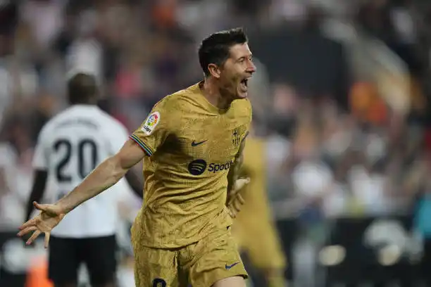 Barcelona ganó en el final y alcanzó al Real Madrid