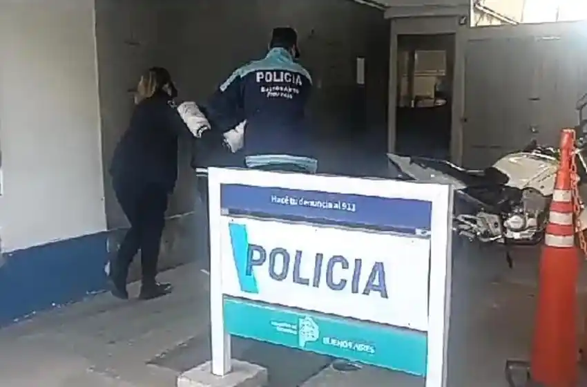 Ingresó a una librería, encerró a la empleada en el baño y le robó