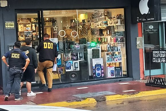 Terminó el allanamiento en la casa de celulares de Queque Chediak: "El estafado soy yo"