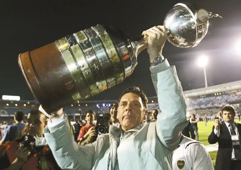 Miguel Ángel Russo levantando la Copa Libertadores 2007