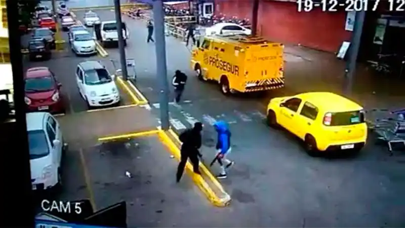 Impresionante asalto comando a un blindado en Uruguay