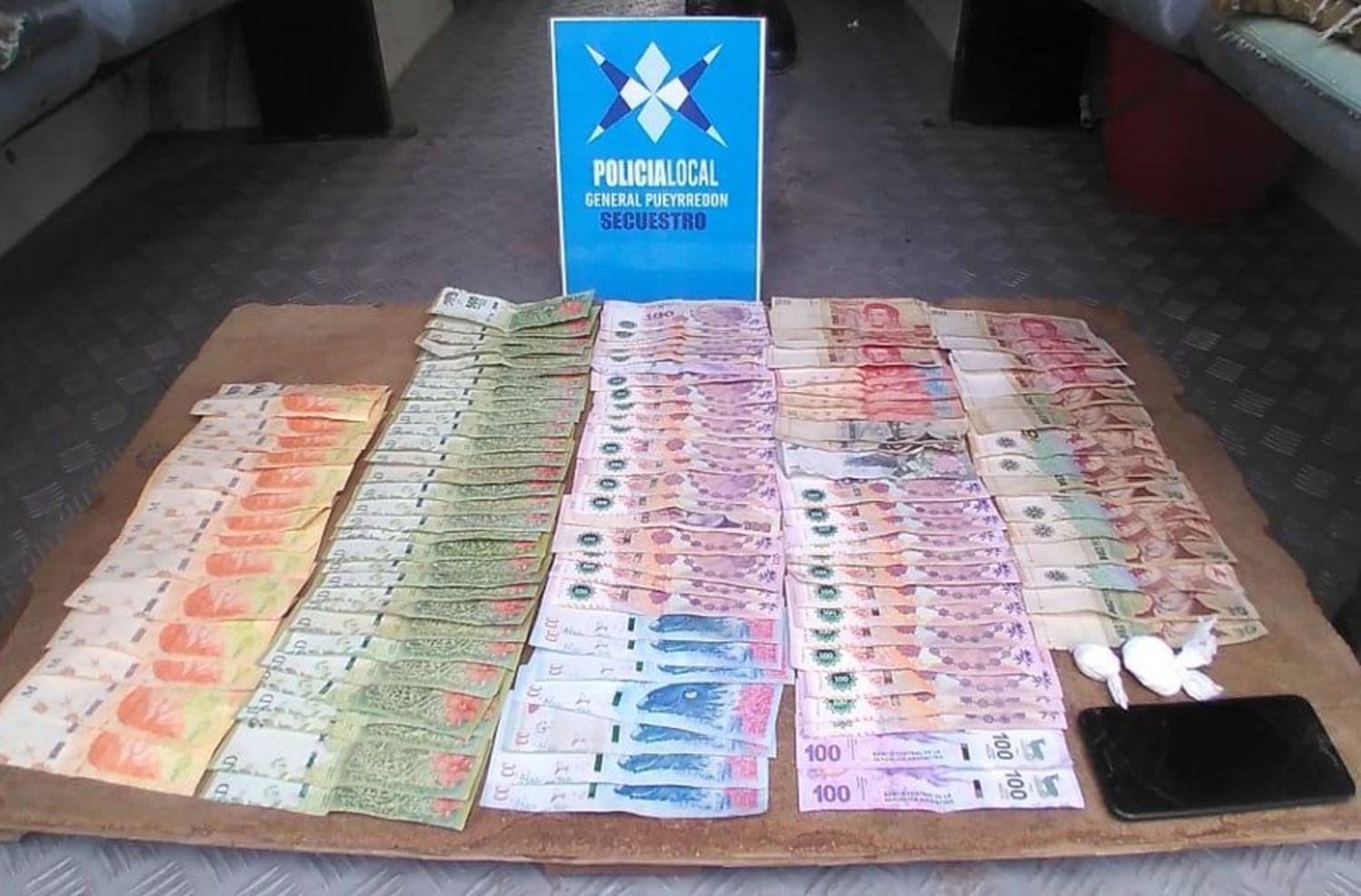 Los atrapan en una moto con cocaína y dinero en efectivo