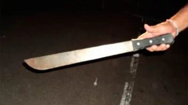 Amenazó con matar a su pareja e hijos, amedrentándola con un machete