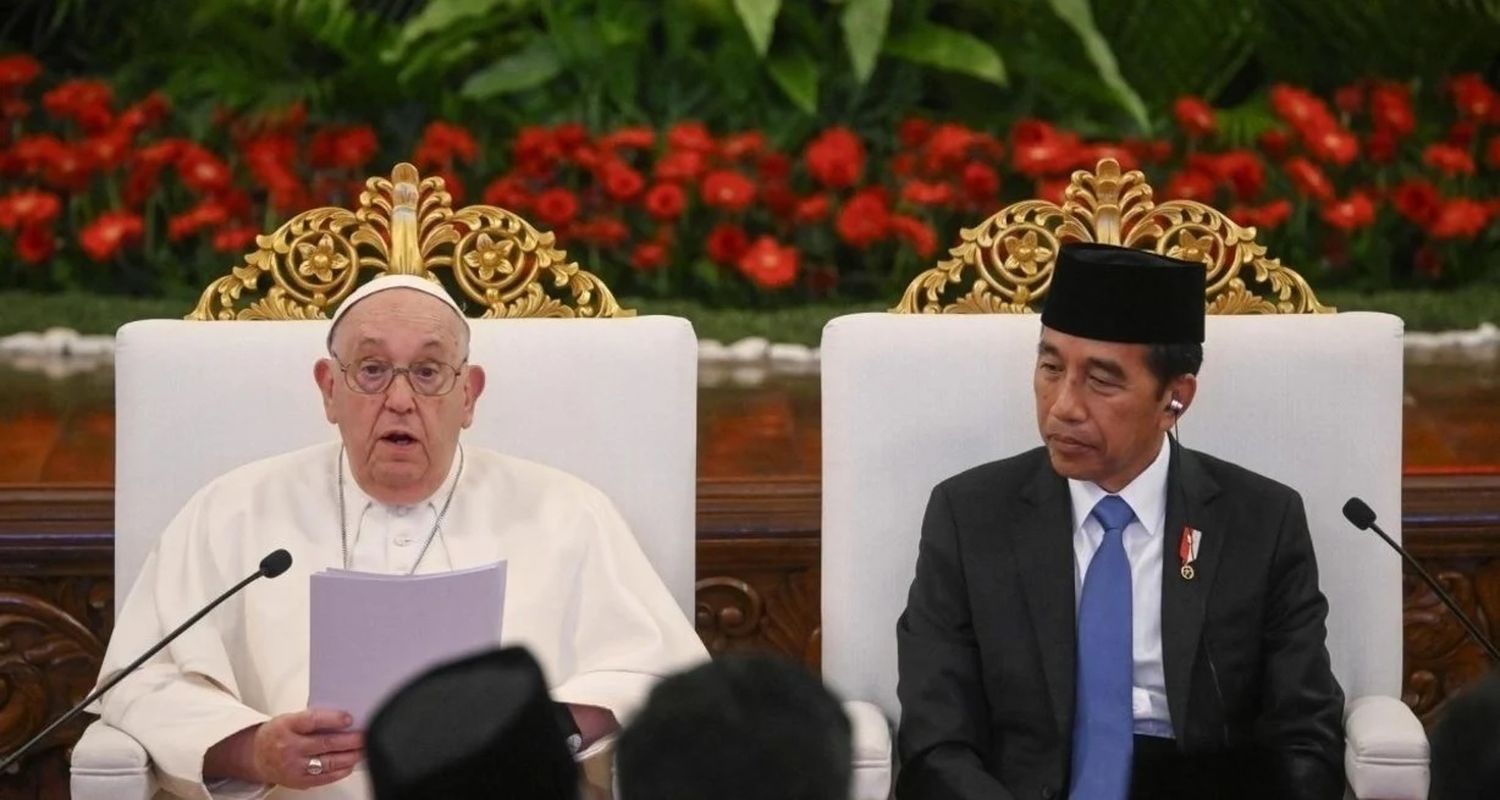 Palacio Istana Merdeka, Yakarta, capital de Indonesia. El papa Francisco da lectura a su discurso en presencia del presidente del país anfitrión, Joko Widodo.