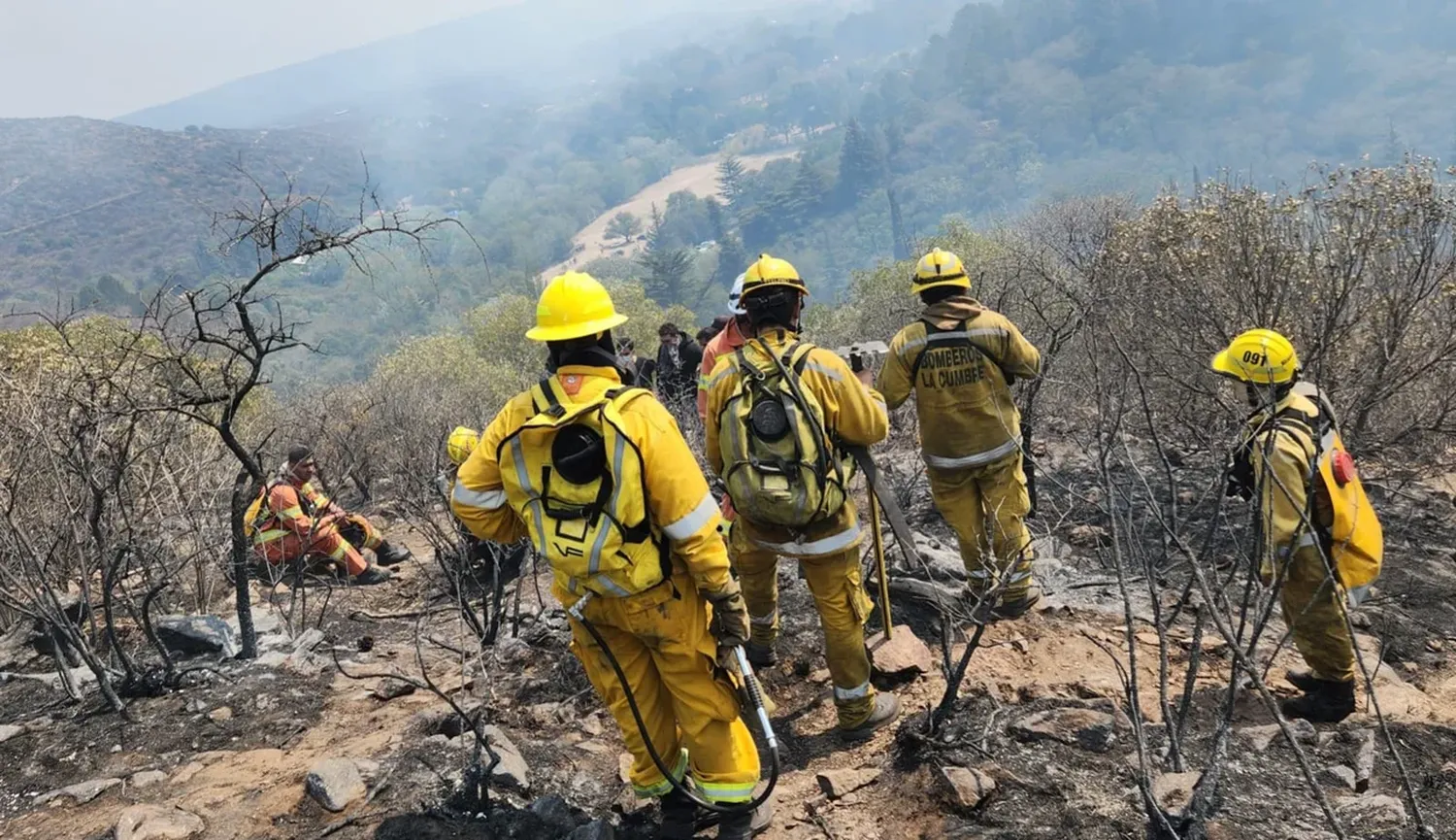 Sigue activo el foco de la Quebrada de la Mermela. Más de 150 bomberos voluntarios trabajaron toda la noche en la zona