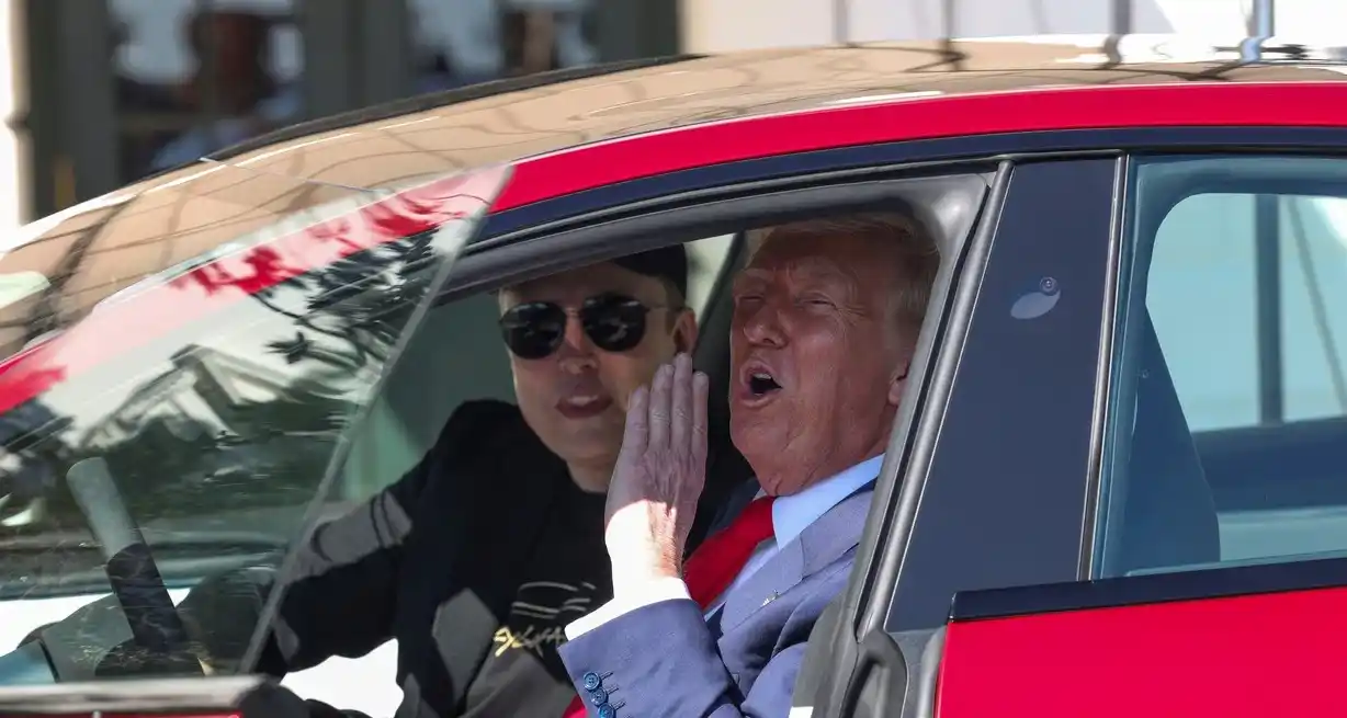 Trump anunció este martes que comprará un Tesla para mostrar "confianza y apoyo a Elon Musk".