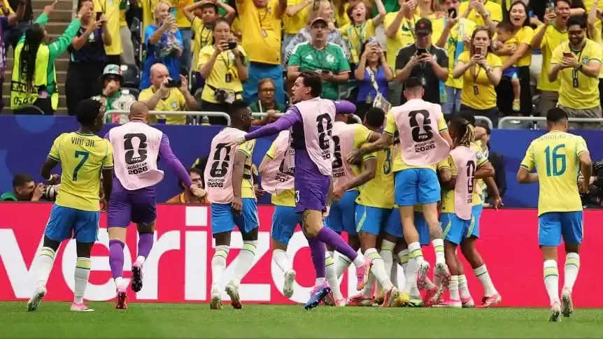 El festejo de todo el plantel de Brasil, tras pasar a octavos de final