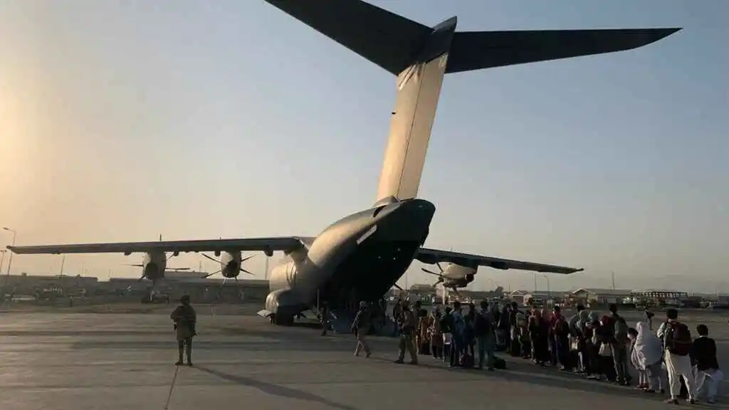 Pese a MÁS DE 100 MUERTOS por el atentado: hay 5.400 personas en el aeropuerto esperando salir de Kabul