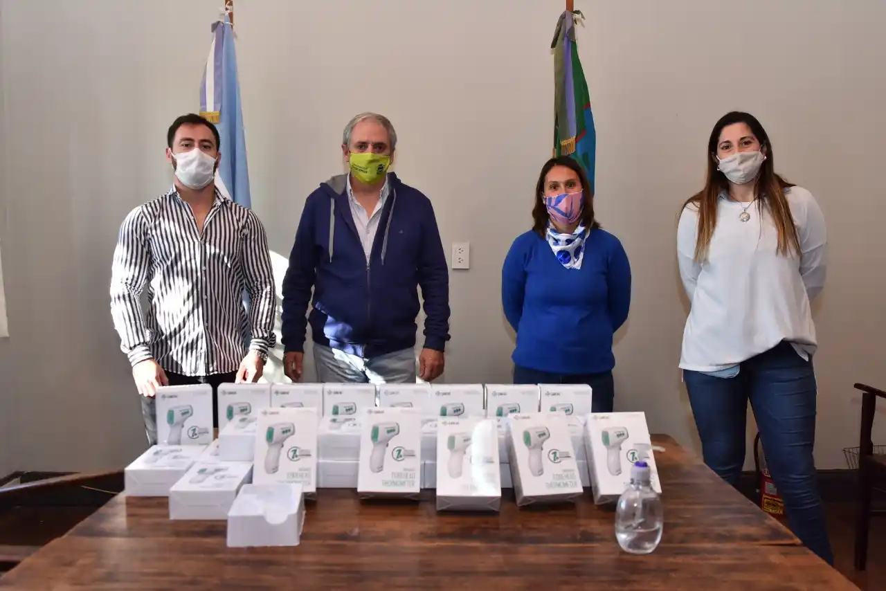 GASTÓN ENTREGÓ 30 TERMÓMETROS AL CONSEJO ESCOLAR