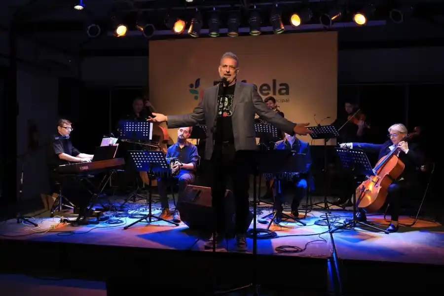 el cantautor cordobés Marcelo Santos, que se presentó como músico invitado de la Orquesta
