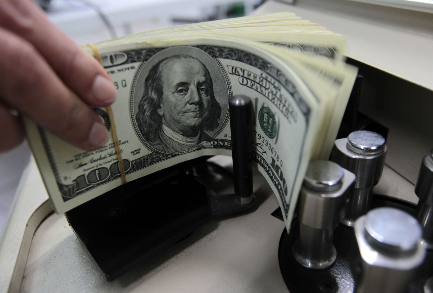 El dólar oficial subió 3,7% en la primera semana de julio