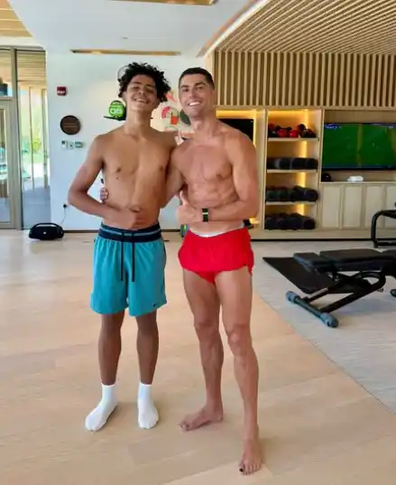 Cristiano Ronaldo sorprendió a sus seguidores con uñas del pie pintadas de negro