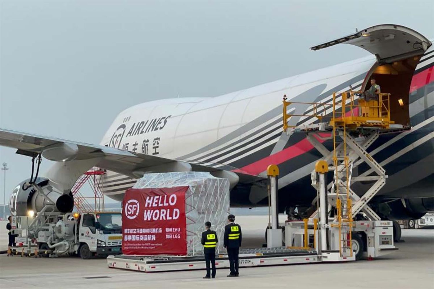 Un Boeing 747 opera el vuelo internacional inaugural del primer aeropuerto carguero de China