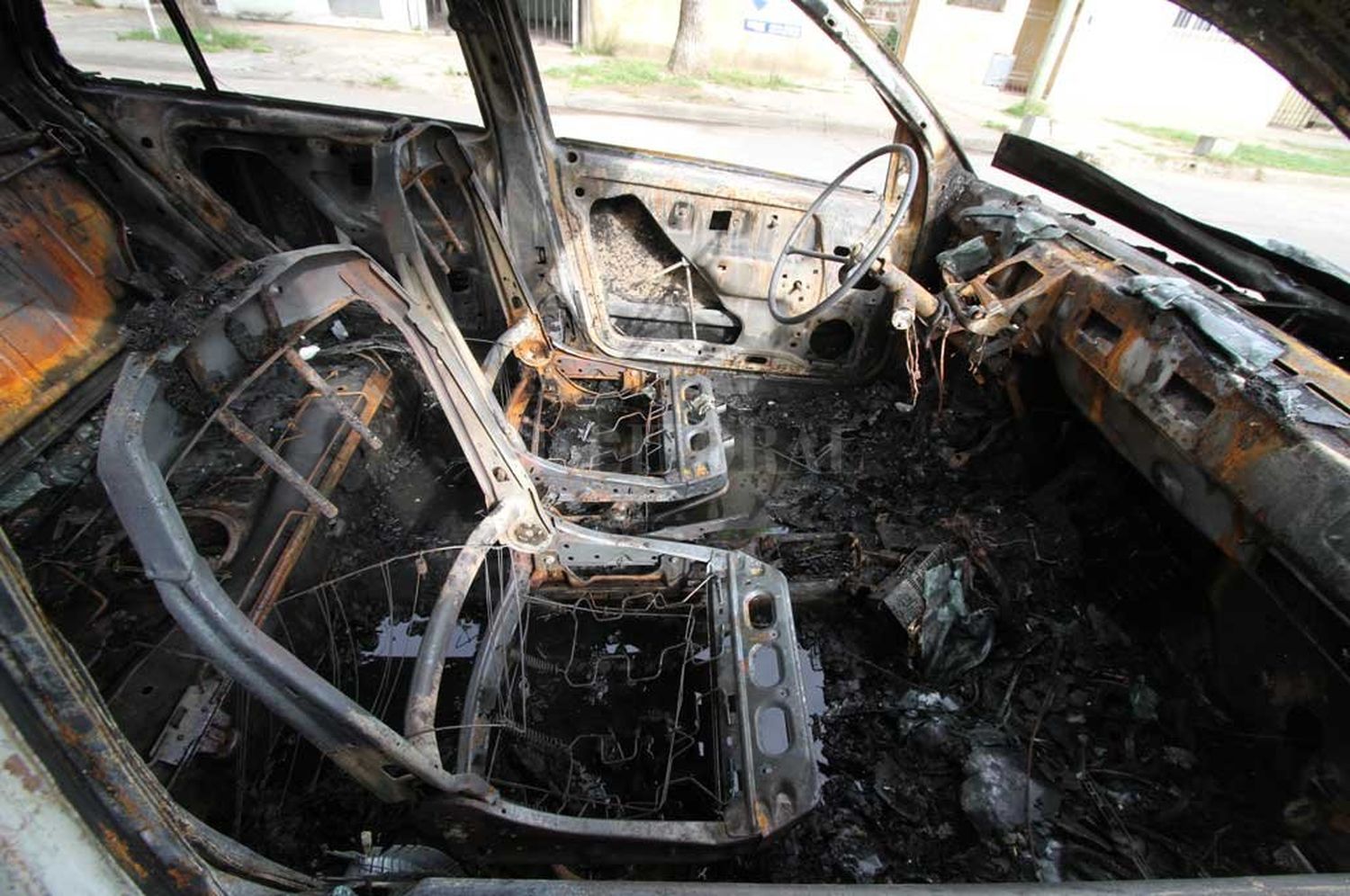 2018 ya tiene su primer auto incendiado