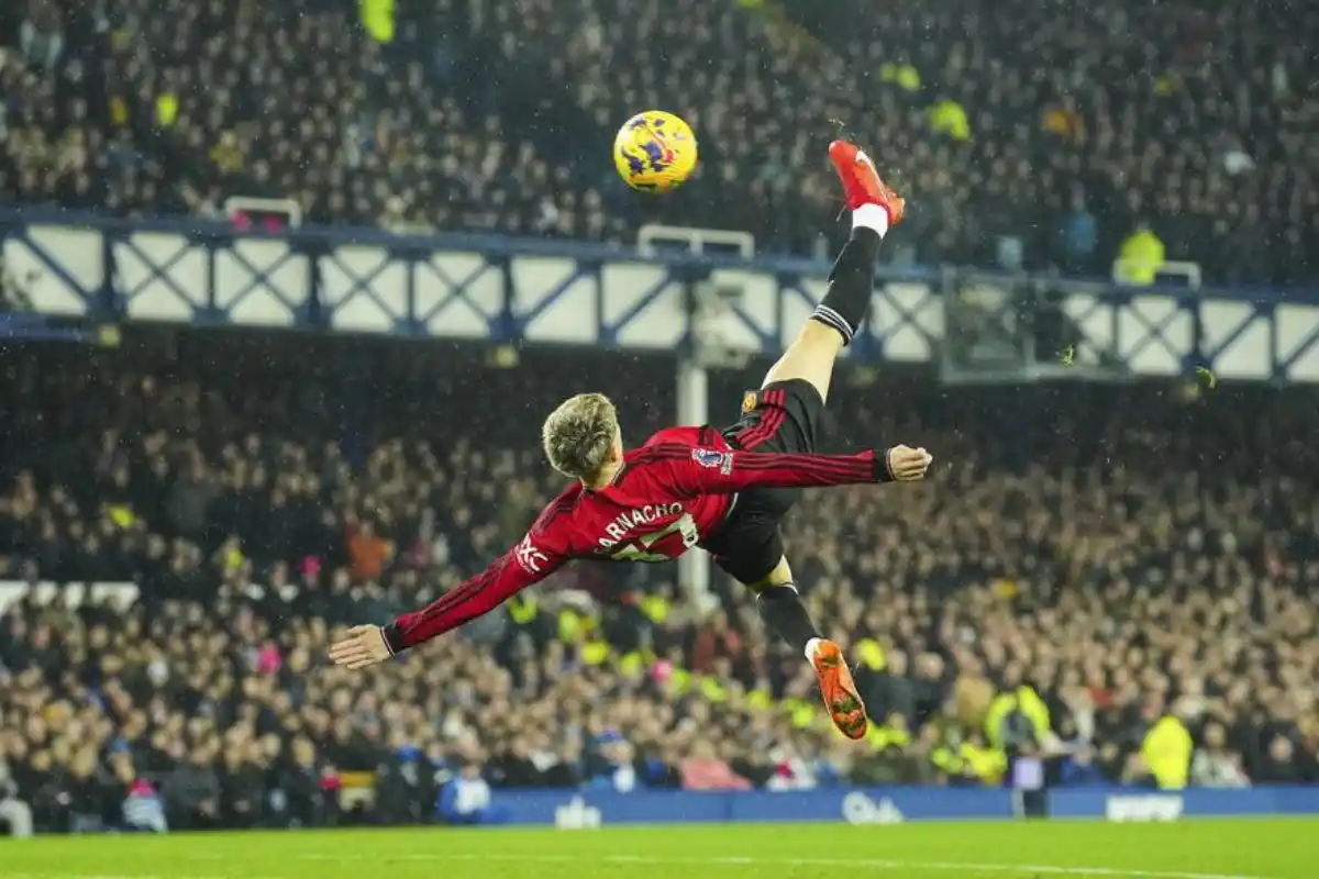 Alejandro Garnacho se elevó en el aire e impactó de derecha la pelota al segundo palo del arquero Jordan Pickford
Jon Super - AP