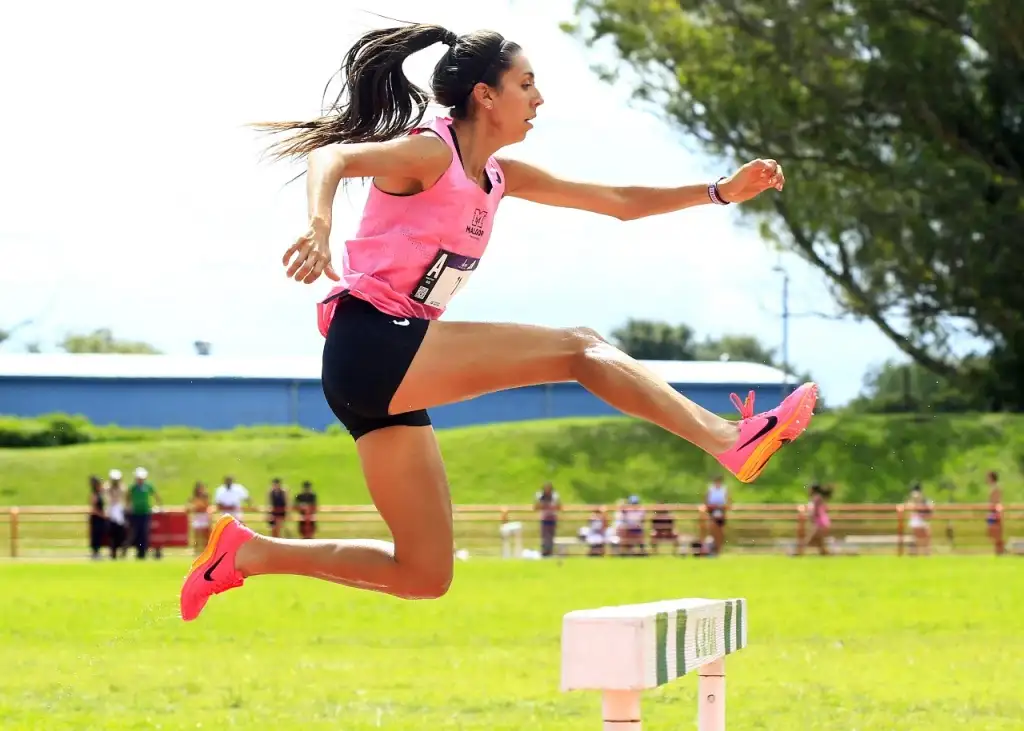Micaela Levaggi en su debut en competencias con vallas.