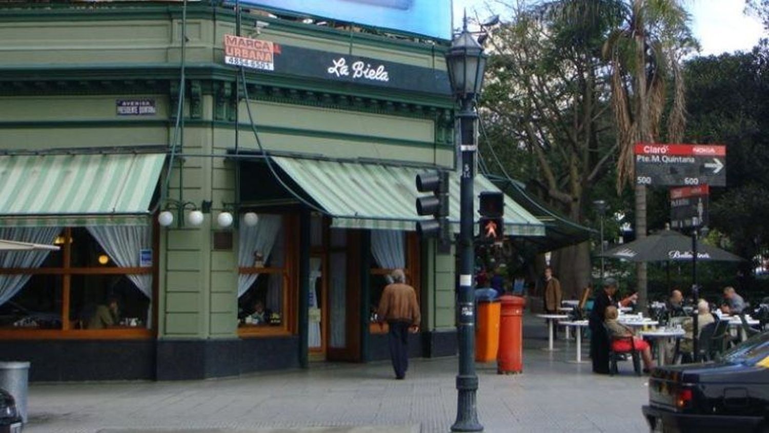 Convocan a un “tortazo” frente al bar La Biela por discriminación