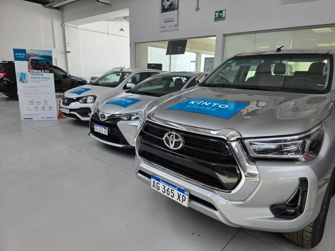 Dentro de la flota de vehículos disponibles para alquiler se encuentra el Toyota Yaris, en su versión Hatchback y Sedán, y la pickup Hilux 4x4