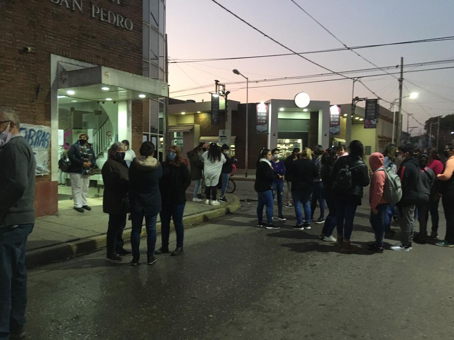 Cerró la Clínica San Pedro: trabajadores pasaron la noche en el edificio y concentran a esperar la audiencia