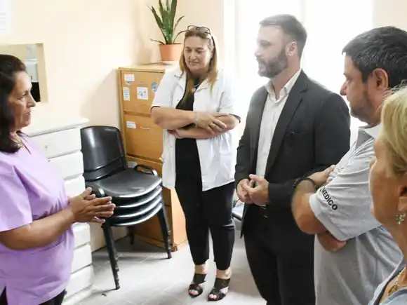 Azcué visitó el centro de salud de Villa Adela que ya cuenta con una ambulancia 0 km
