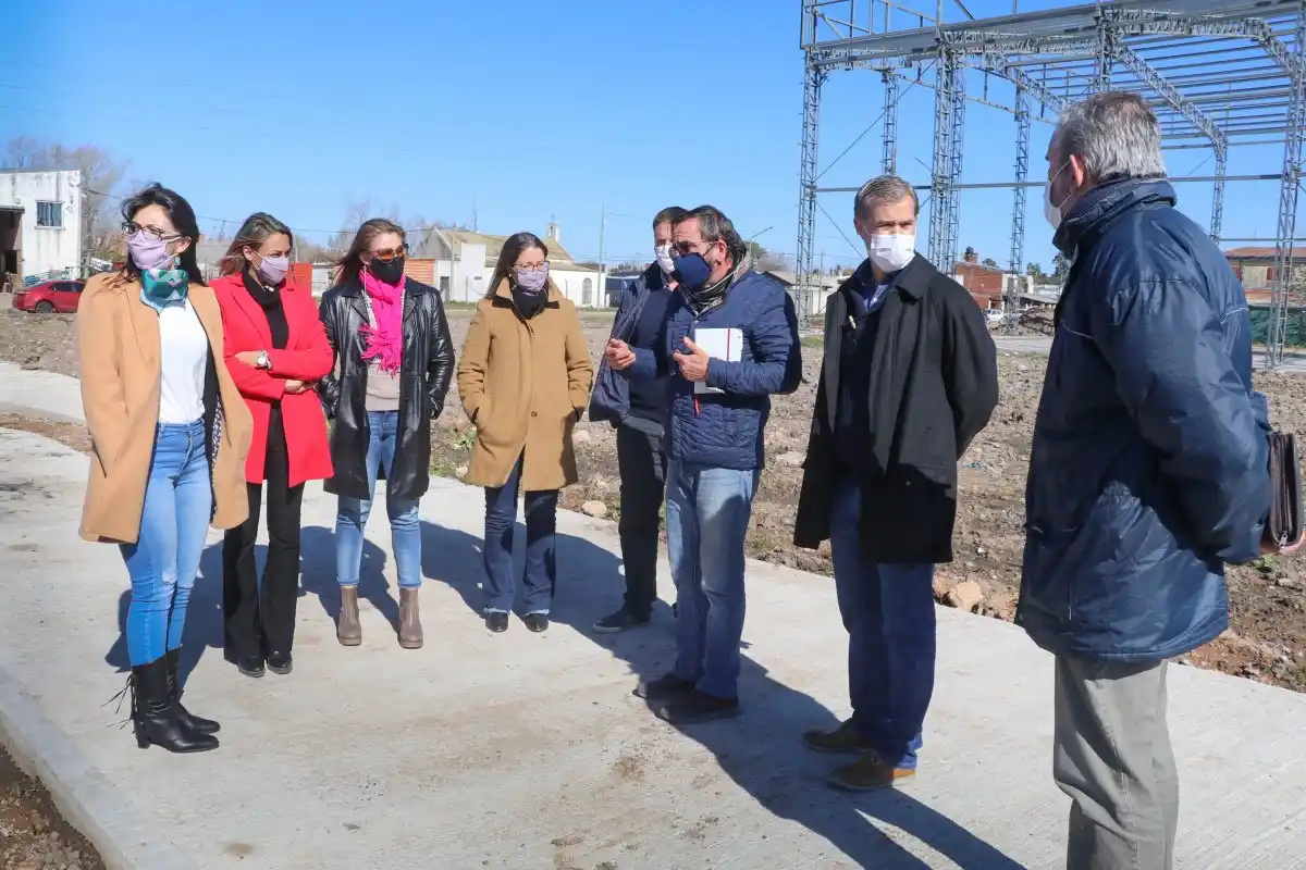 El intendenten Piaggio abrió los sobres para el césped de la cancha de hockey