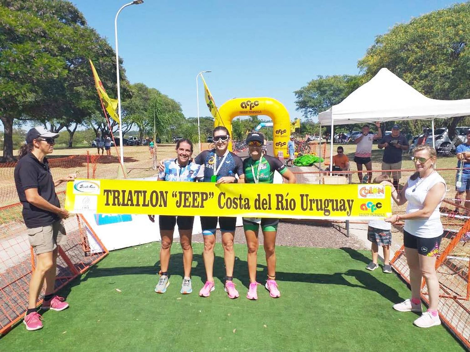 Sabina Goyeneche y  Alejandro Ricagno ganaron  la segunda del Triatlón