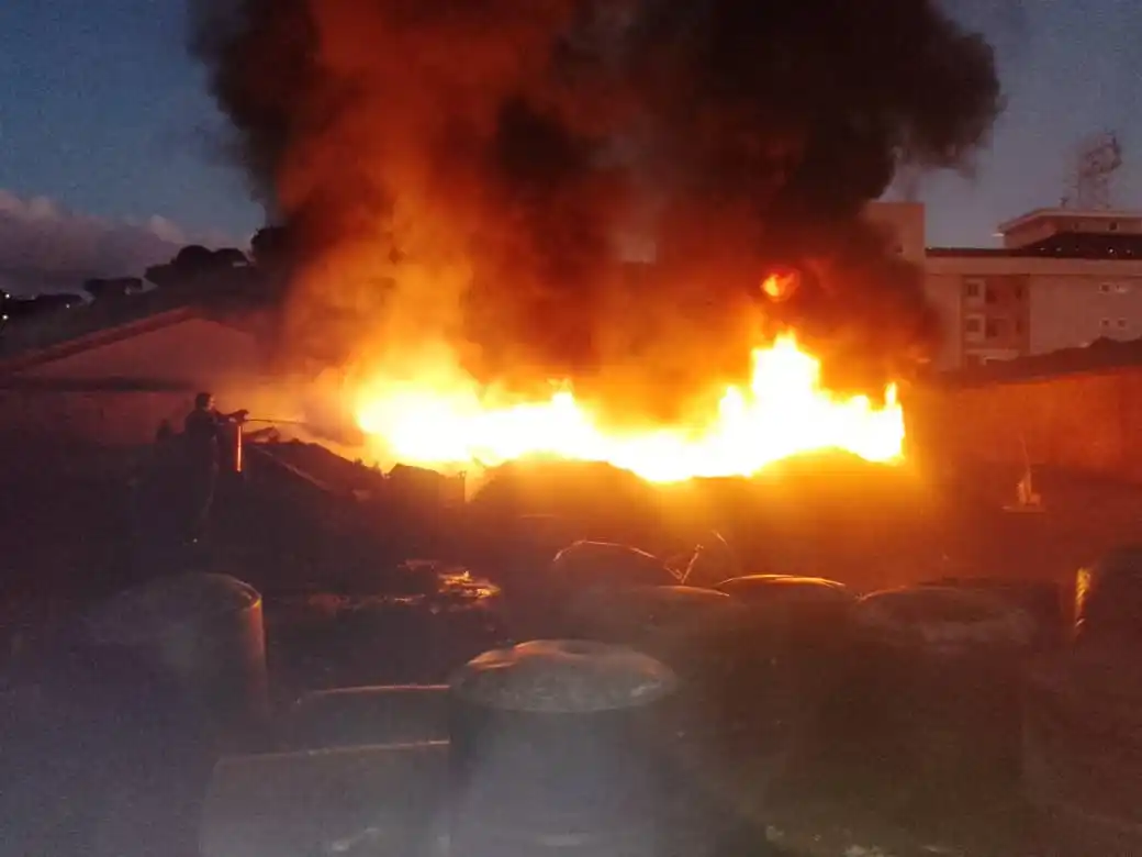 SE REACTIVA incendio en zona industrial de La Yaguara (DETALLES)