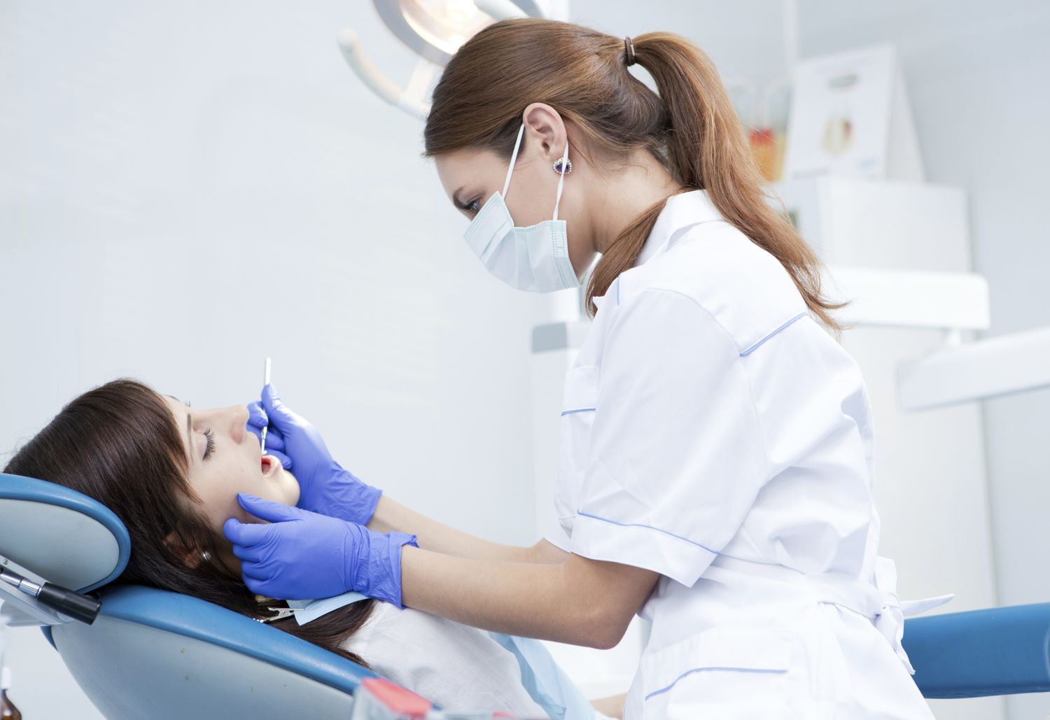 Impulsan una cobertura obligatoria de implantes dentales para obras sociales