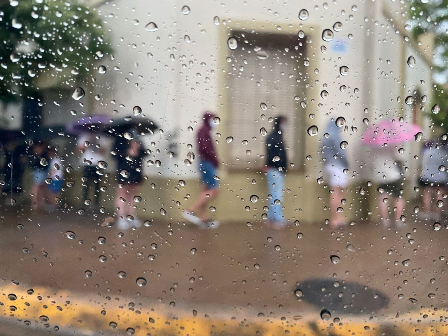 Coronavirus: bajo la lluvia larga espera de pacientes para ser testeados o hisopados