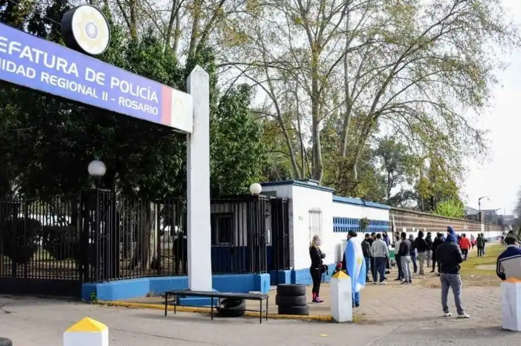 Continúa la protesta en la Jefatura de Policía de Rosario