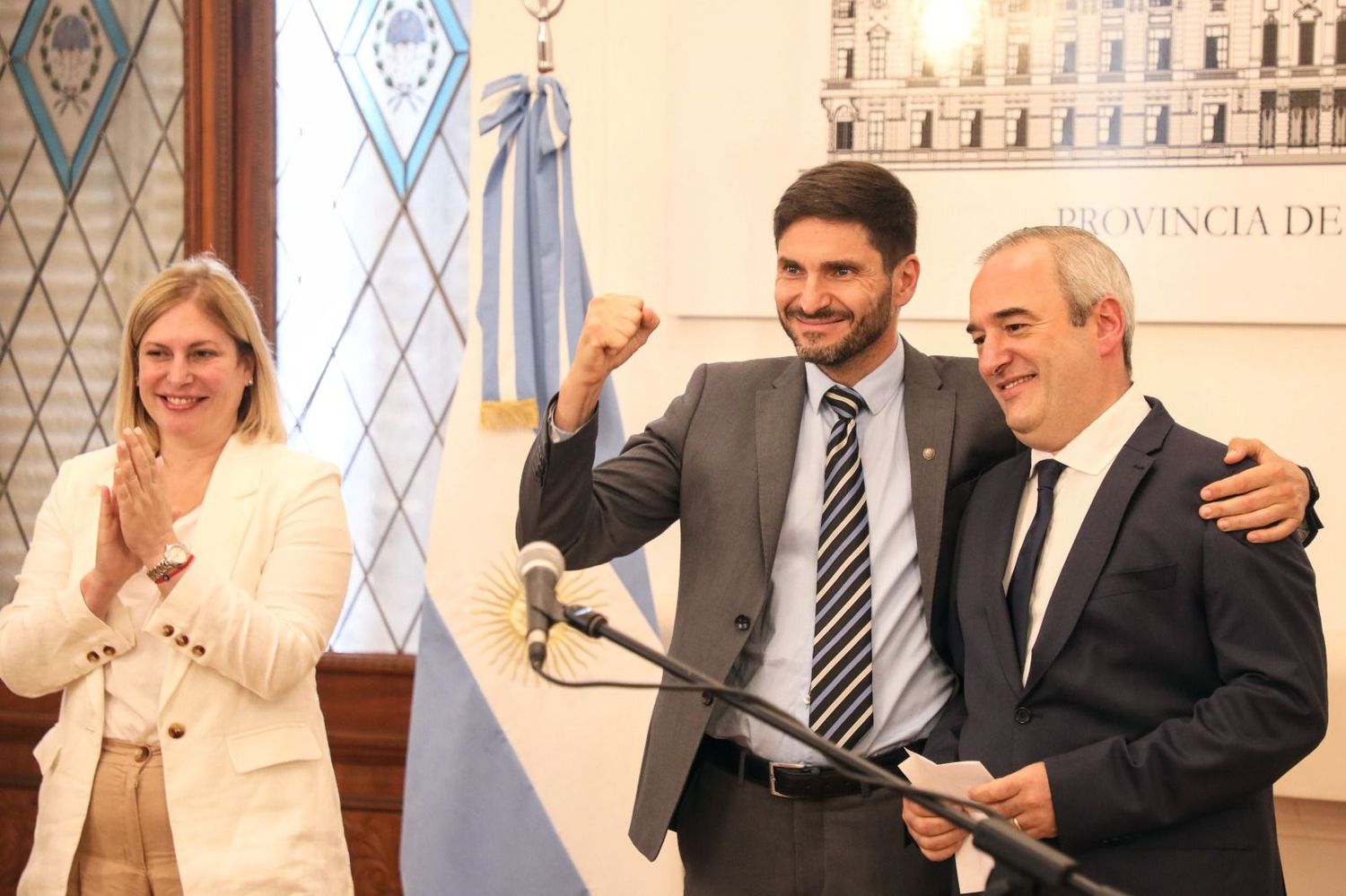 Puño en alto, Pullaro puso en funciones a Rondina acompañado de Gisella Scaglia.